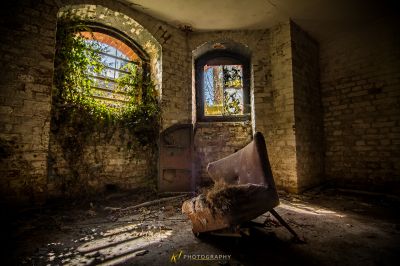Ein gebrochener Stuhl in einem Zimmer mit einem Fenster