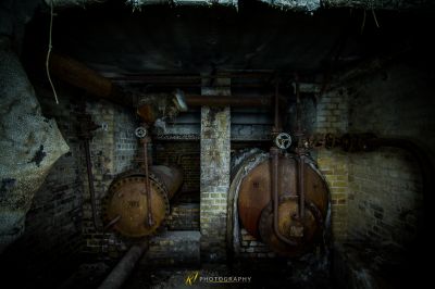 Ein Raum mit zwei großen Rohren und einer Ziegelwand