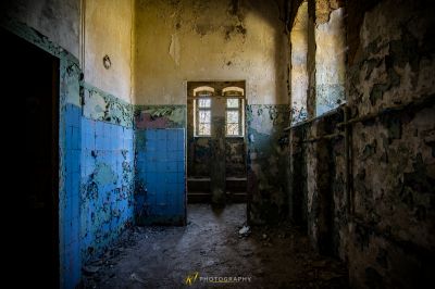 Ein Raum mit einer Tür und einer Wand mit Graffiti