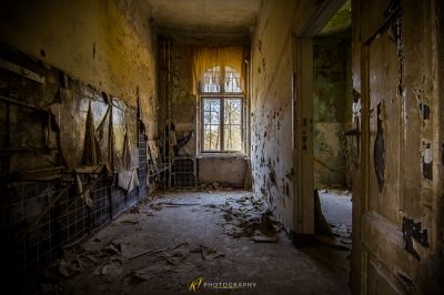 Ein Zimmer mit einer kaputten Tür und einem kaputten Fenster