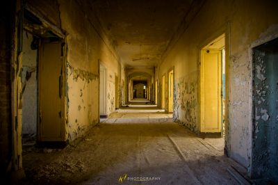 Ein langer Flur mit schälender Farbe und schälenden Wänden