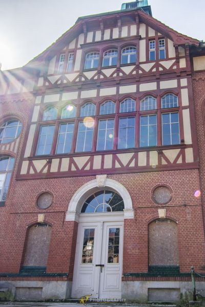 Ein großes rotes Backsteingebäude