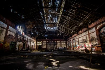 Ein großer Raum mit viel Graffiti an den Wänden