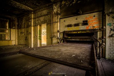 Ein Zimmer mit Kamin und einem Bett