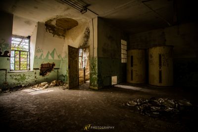 Ein Zimmer mit einer kaputten Tür und einem Fenster