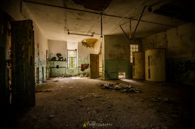 Ein Zimmer mit einem Haufen Müll auf dem Boden