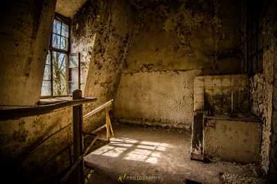 Ein Zimmer mit einem Fenster und einer Bank