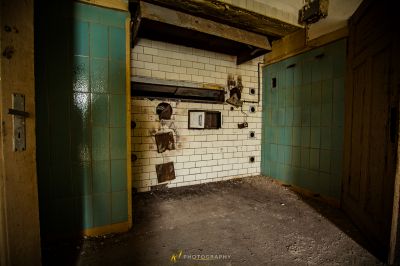 Ein schmutziges Badezimmer mit einem kaputten Fenster und einem schmutzigen Boden