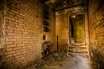 Ein Zimmer mit einem Stuhl und einer Tür