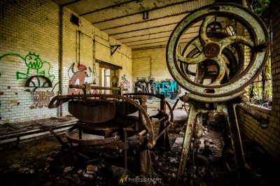 Eine große Maschine in einem Raum mit Graffiti an den Wänden