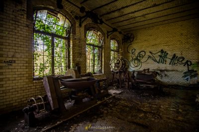 Ein Zimmer mit einem gebrochenen Waschbecken und einem Fenster