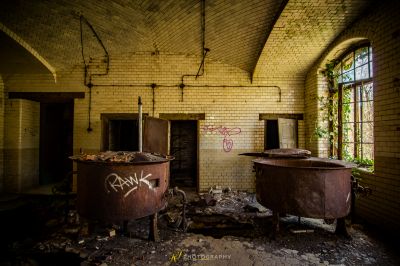 Ein Zimmer mit einem Haufen Müll und einem kaputten Fenster