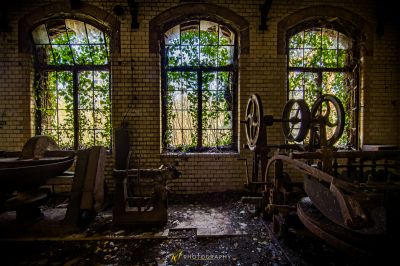 Ein Zimmer mit einem kaputten Fenster und einem kaputten Stuhl