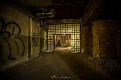 Ein Raum mit Graffiti an den Wänden und einer Tür