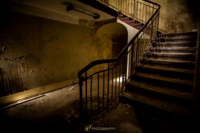 Eine Treppe in einem heruntergekommenen Gebäude