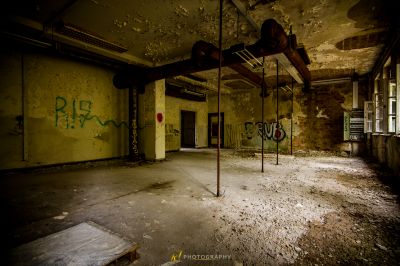 Ein Zimmer mit Deckenventilator und Deckenventilator