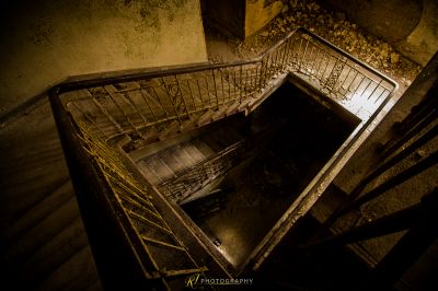 Eine Treppe in einem verlassenen Gebäude