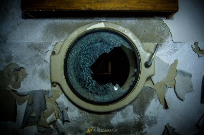 Eine kaputte Toilettenschüssel