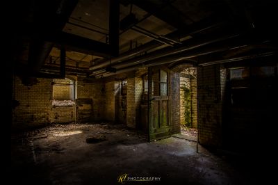 Ein Zimmer mit einer Tür und einer Ziegelwand