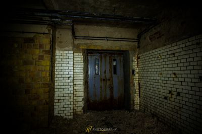 Eine Tür in einem Raum mit einer Ziegelwand