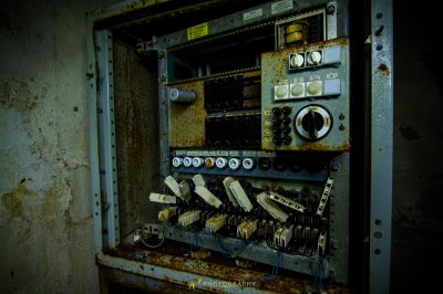 Eine Metallbox mit einer Reihe von Elektronik im Inneren