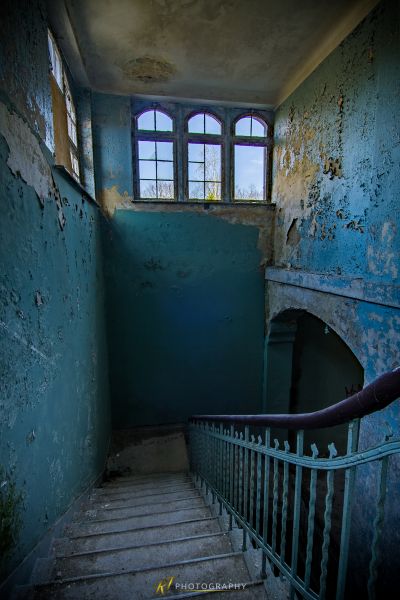 Eine Treppe in einem alten Gebäude mit Fenster