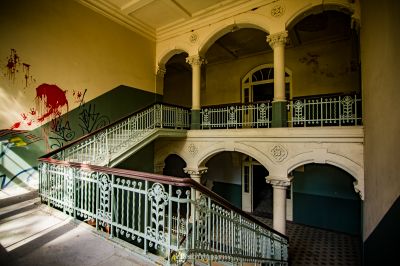 Eine Treppe in einem Gebäude mit Graffiti an den Wänden