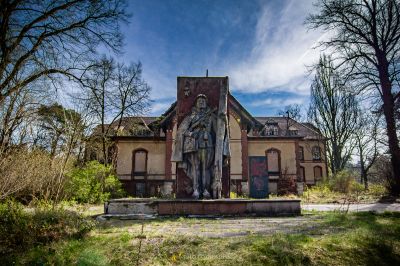 Ein sehr altes Gebäude mit einer Statue an der Vorderseite