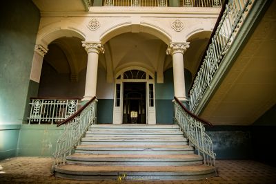 Ein sehr altes Gebäude mit vielen Treppen