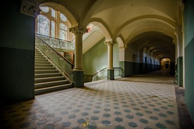 Einen Flur mit einer Treppe und einer Uhr