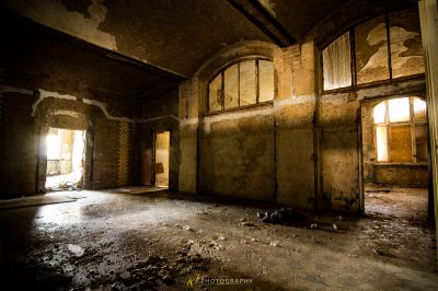 Ein Raum mit vielen Trümmern und Trümmern