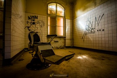 Ein schmutziges Badezimmer mit Toilette und Graffiti an der Wand