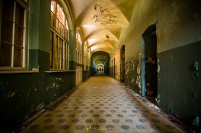 Einen langen Flur mit einem gefliesten Boden und einer Decke