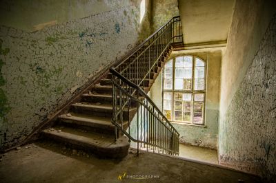 Eine Treppe in einem alten Gebäude mit Graffiti an den Wänden