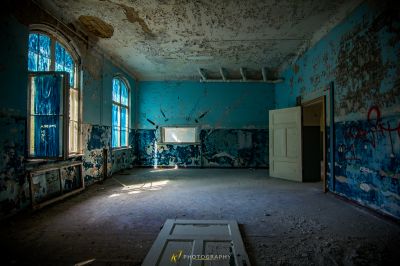 Ein Zimmer mit einer zerbrochenen Decke und einem zerbrochenen Fenster