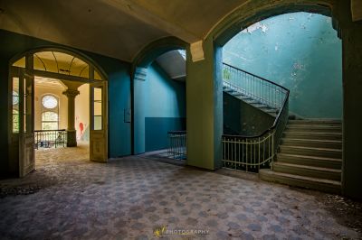 Ein Zimmer mit einer Treppe und einer Treppe