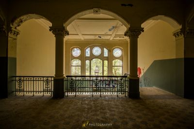 Ein Zimmer mit Balkon und Balkongeländer