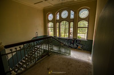 Ein Zimmer mit einer Treppe und einem Fenster