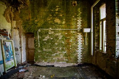 Ein Zimmer mit einer Ziegelwand und einer Tür