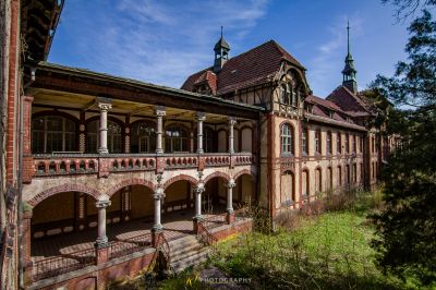 Ein großes Gebäude mit einer Uhr auf der Oberseite