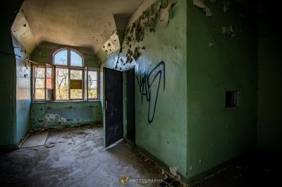 Ein Zimmer mit einer Tür und einem Fenster