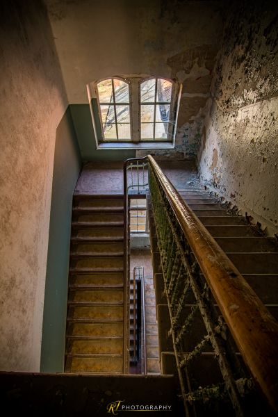 Eine Reihe von Treppen, die zu einem Fenster führen