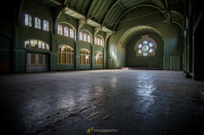 Ein großer Raum mit einer Uhr in der Mitte