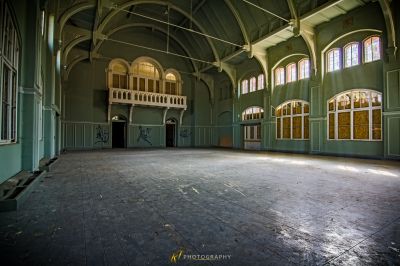 Ein großer Raum mit vielen Fenstern und vielen Fenstern