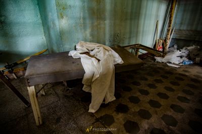 Ein schmutziges Zimmer mit Tisch und Stuhl