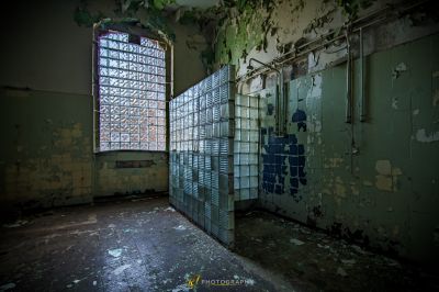 Ein Zimmer mit einem Haufen kaputter Fenster