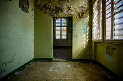 Ein Raum mit vielen Trümmern auf dem Boden