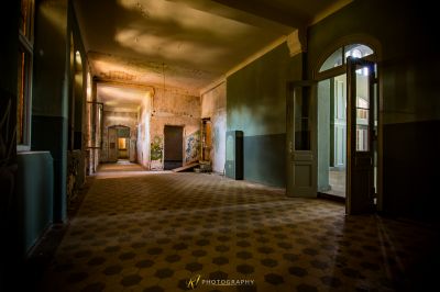 Ein Zimmer mit einem gefliesten Boden und einer Tür