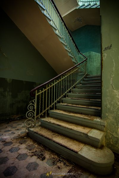 Eine Reihe von Treppen in einem verlassenen Gebäude