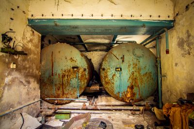 Ein Raum mit viel Rost und viel Farbe